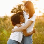 Mãe é quem ensina os primeiros passos e inspira os maiores sonhos: o cuidado que também se reflete no futuro financeiro
